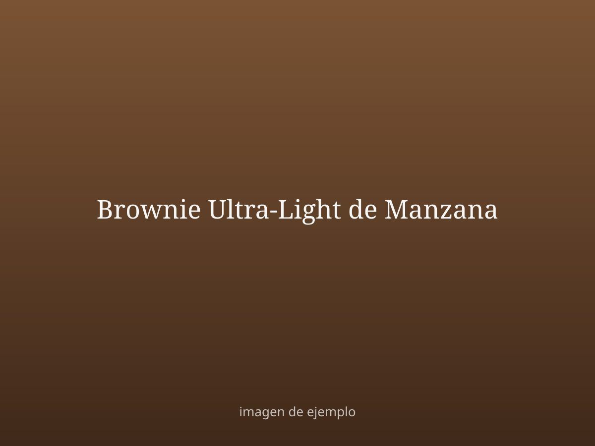Cuadrados de brownie oscuros y húmedos, muy compactos, reposando sobre papel mantequilla.